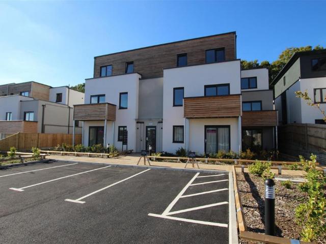 Apartment for rent in Perryfields, West Sussex