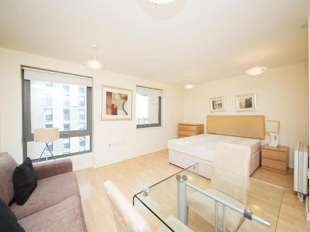 Apartment for rent in London Borough of Ealing, Park Royal