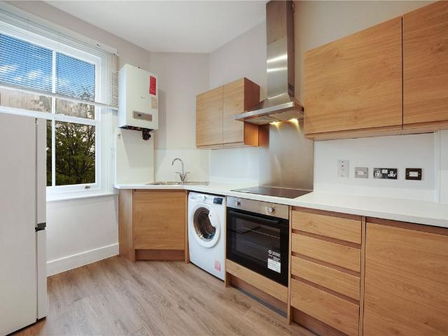 Apartment for rent in Queen's Park, Greater London