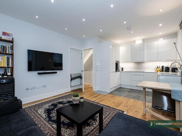 Apartment for rent in Queen's Park, Greater London