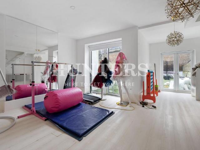 House for rent in Queen's Park, Greater London