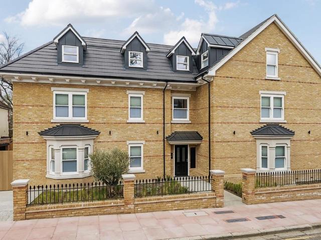 Apartment for rent in Longlands, Greater London