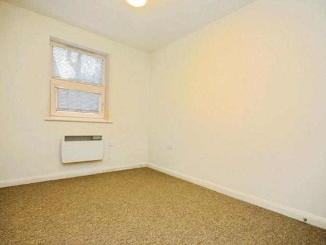 Apartment for rent in Row Town, Surrey