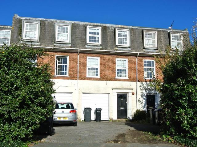 House for rent in Row Town, Surrey
