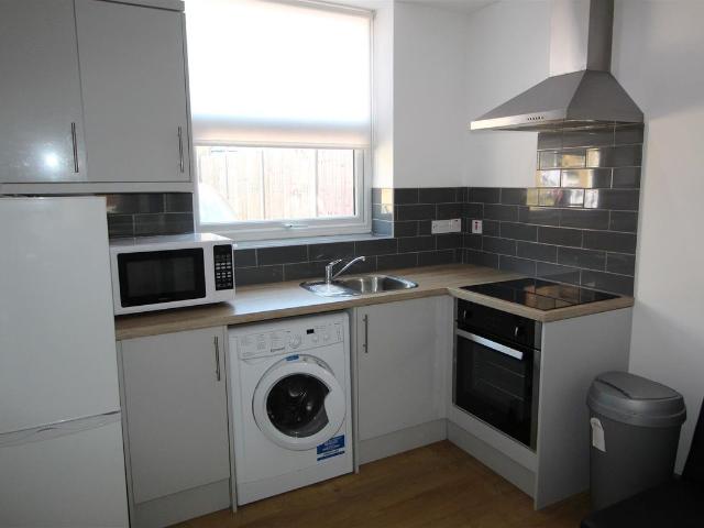 Apartment for rent in Row Town, Surrey