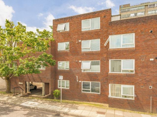 Apartment for rent in North Sheen, Greater London