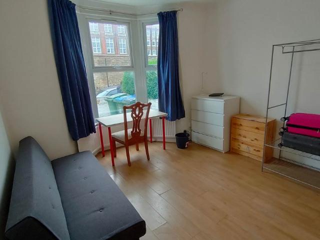 Room for rent in Charlton, Greater London