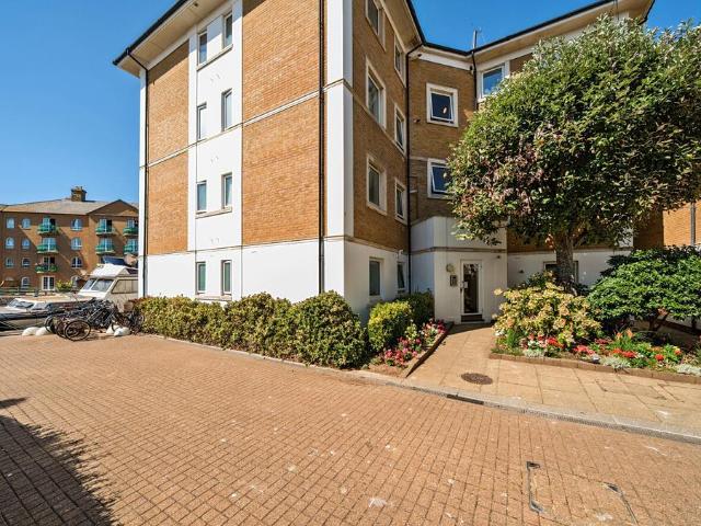 Apartment for rent in Roedean