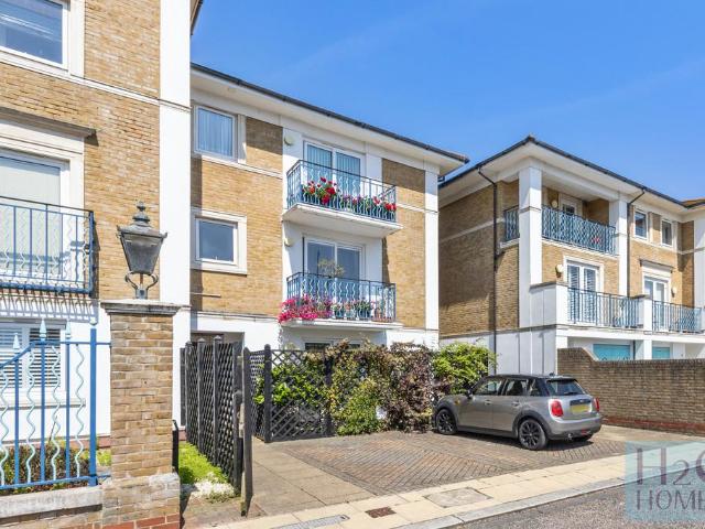 Apartment for rent in Roedean