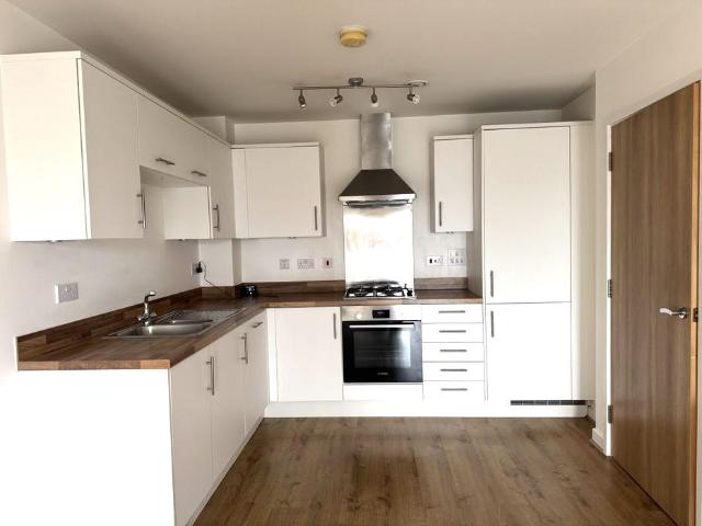 Apartment for rent in Row Town, Surrey