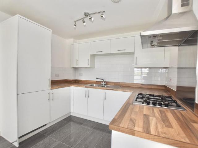 Apartment for rent in Row Town, Surrey