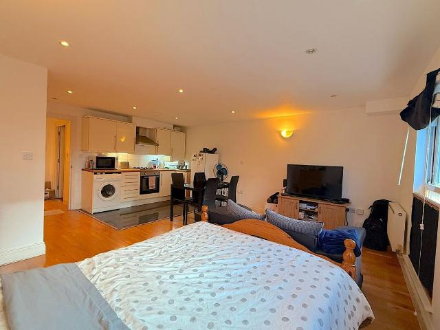 Studio for rent in South Wimbledon, Greater London