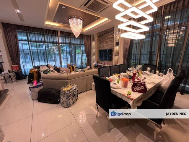 House for sale in Vila Seni, Plentong