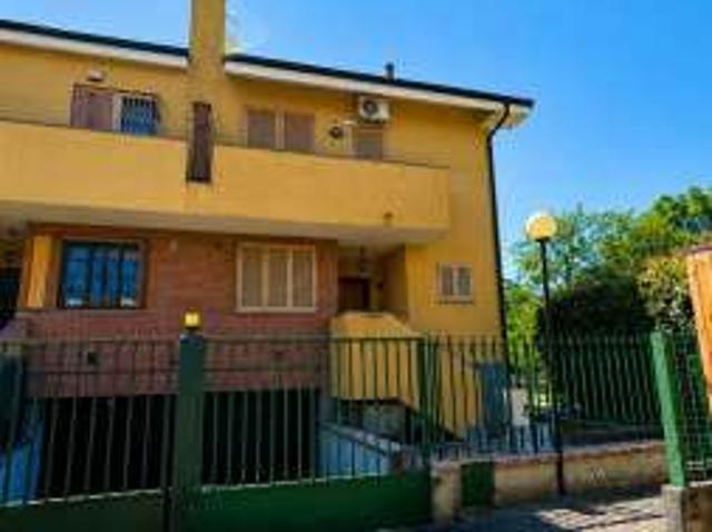 Villa Indipendente in affitto a Casa Cairola, Landriano
