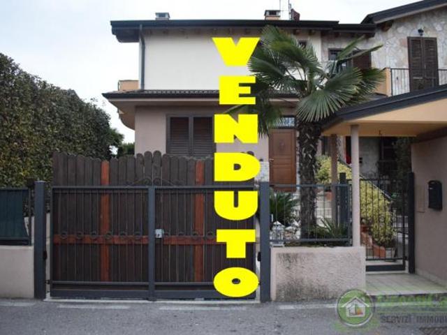 Villa Indipendente in vendita a Bettola di Pozzo d'Adda, Pozzo D'adda