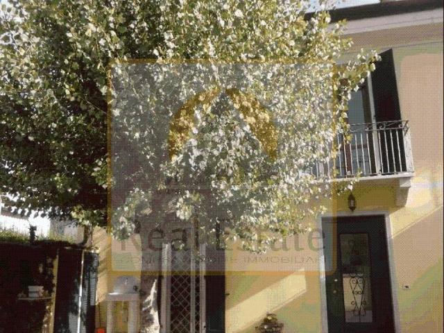 Villa Indipendente in affitto a Sant'Antonio, Carrara