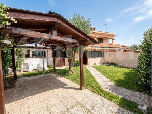 Villa Schiera in vendita a Roma Capitale, Lazio