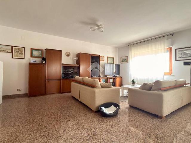 Villa Schiera in vendita a Brecciarolo, Marche
