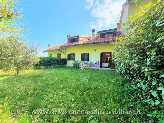 Villa Schiera in vendita a Valli, Marche
