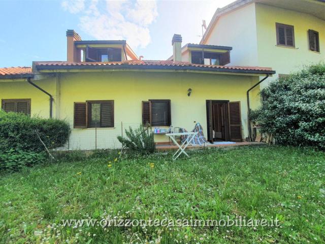 Villa Schiera in vendita a Valli, Marche