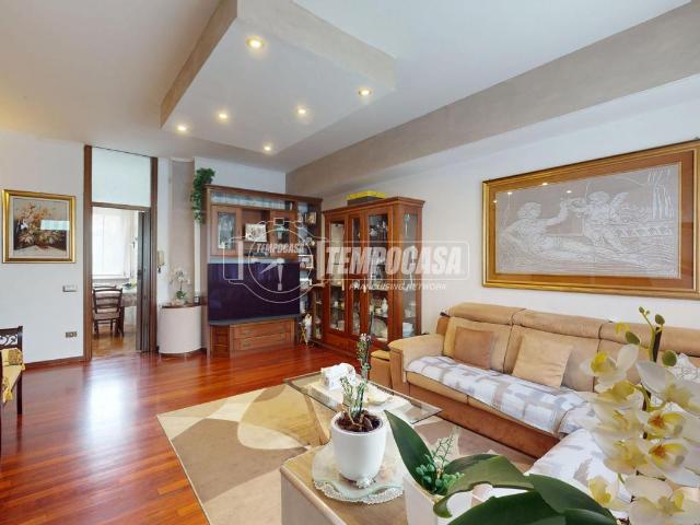 Villa Schiera in vendita a Cascina Siserana, Besana In Brianza