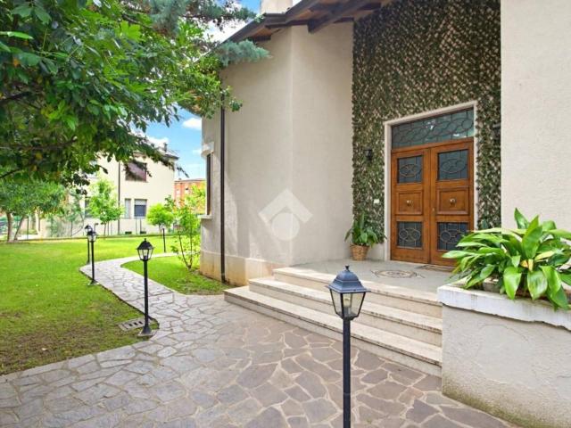 Villa Indipendente in vendita a Zona Centro, Brescia