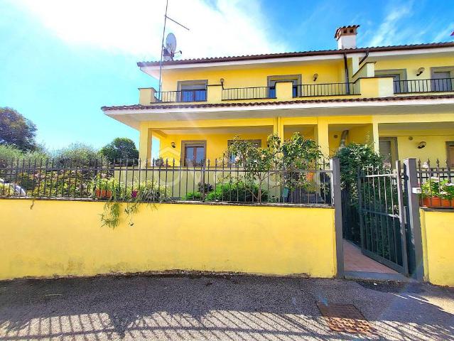 Villa Schiera in vendita a Calcata Vecchia, Calcata
