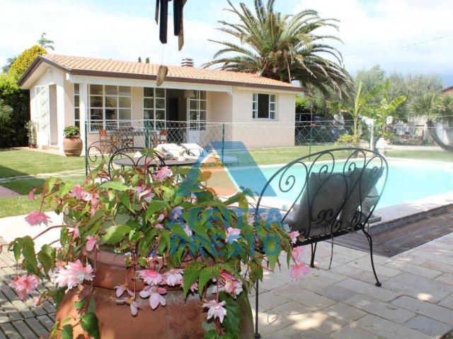 Villa Schiera in vendita a Montebello, Camaiore