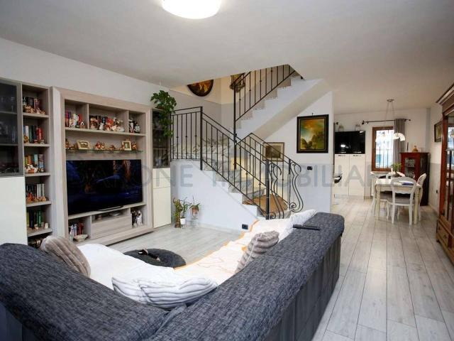 Villa Schiera in vendita a La Prada, Carrara