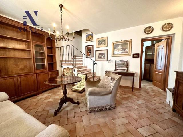 Villa Schiera in vendita a Molinaccio, Marche