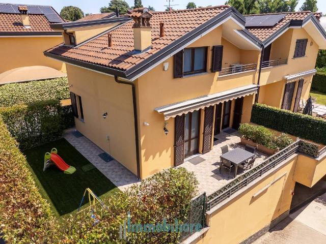 Villa Schiera in vendita a Carugo, Lombardia