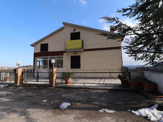 Appartamento in vendita a Unione dei Comuni della Val Vibrata, Civitella Del Tronto