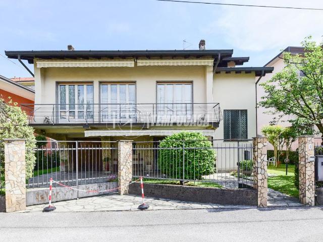 Villa Indipendente in vendita a Carpesino, Erba