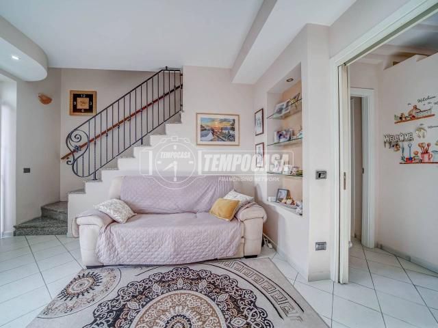 Villa Schiera in vendita a Ferno, Lombardia