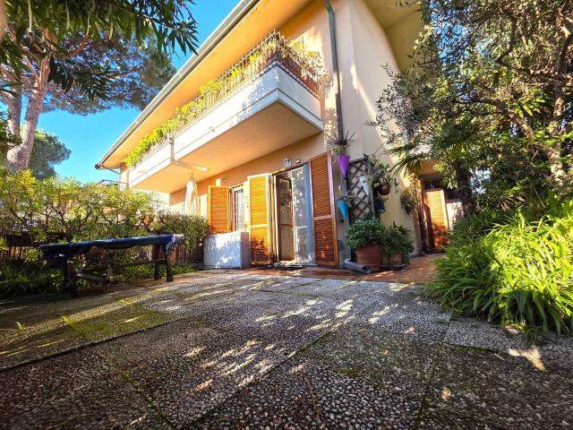 Villa Schiera in vendita a Marina di Massa, Marina Di Massa