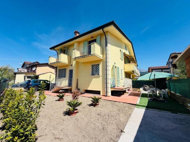 Villa Schiera in vendita a Marina Di Massa, Toscana