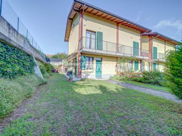 Villa Schiera in vendita a Mercallo, Lombardia