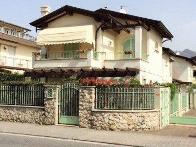 Villa Schiera in vendita a Montignoso, Toscana