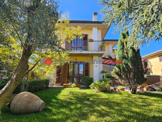 Villa Schiera in vendita a Nicolosi, Sicilia