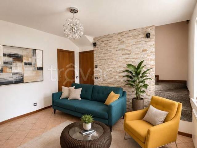 Villa Schiera in vendita a Oltrona San Mamette, Lombardia