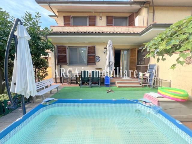 Villa Schiera in vendita a Tonfano, Toscana
