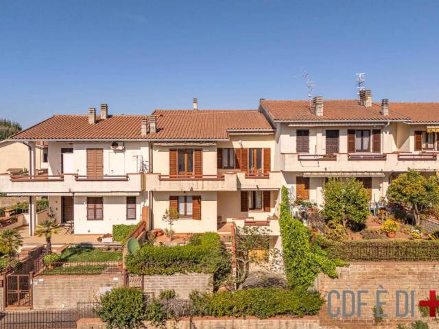 Villa Schiera in vendita a Unione di Comuni Montani Colline del Fiora, Pitigliano