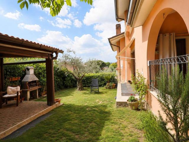 Villa Schiera in vendita a Borgo S.Antonio, Poggio Mirteto