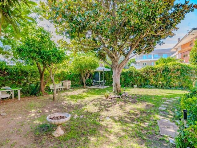 Villa Schiera in vendita a Acilia Sud, Roma