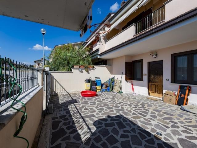Villa Schiera in vendita a Villa Oliveti, Rosciano