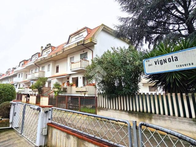 Villa Schiera in vendita a Marina di sotto, Marche
