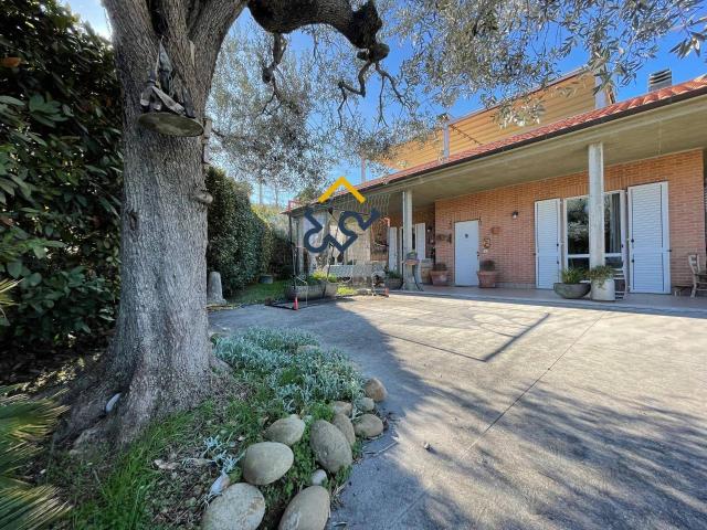 Villa Schiera in vendita a Ponterotto, Marche