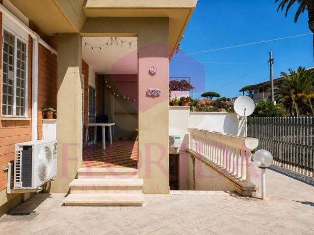 Villa Schiera in vendita a Lido di Marechiaro, Roma Capitale
