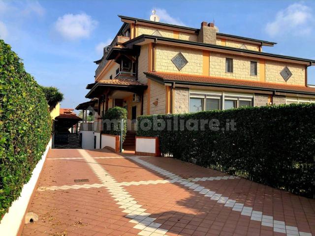 Villa Indipendente in affitto a Giugliano In Campania, Campania