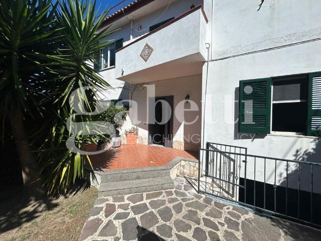 Villa Indipendente in affitto a Giugliano In Campania, Campania